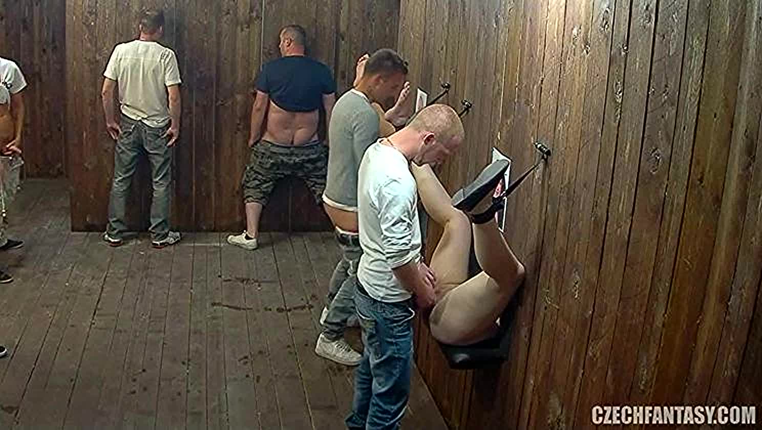Gangbang, Licking