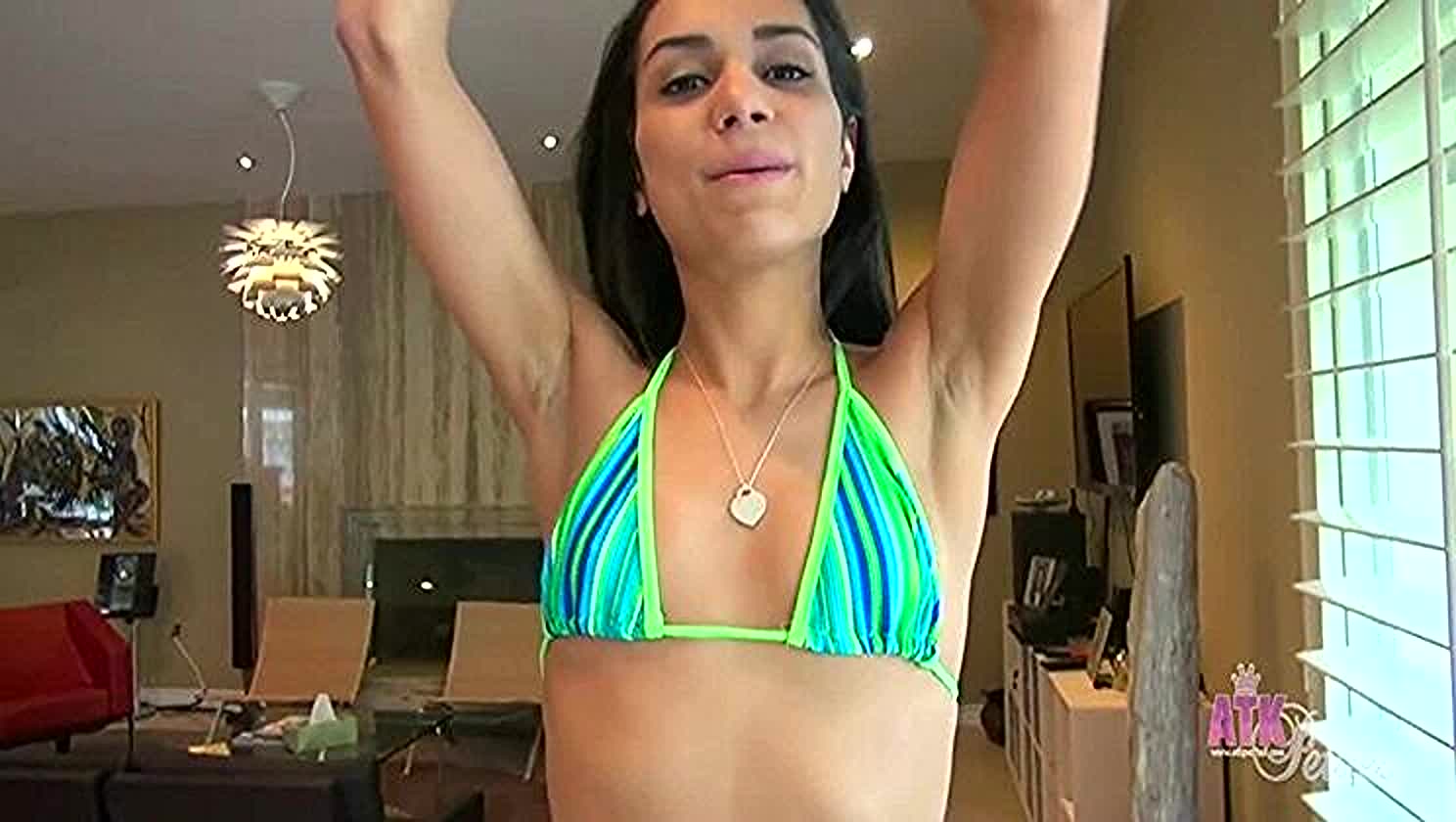 Tia Cyrus, Petite Hottie, Piercing