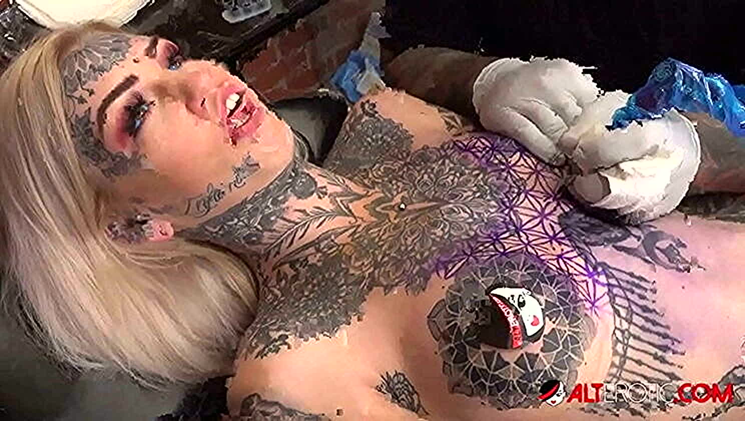 Amber Luke, Body Mods, Piercings, Inked
