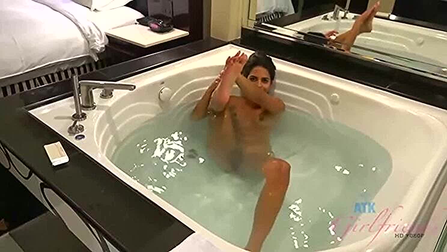 Vienna Black, Latina Lovin', Pissing, Golden Shower