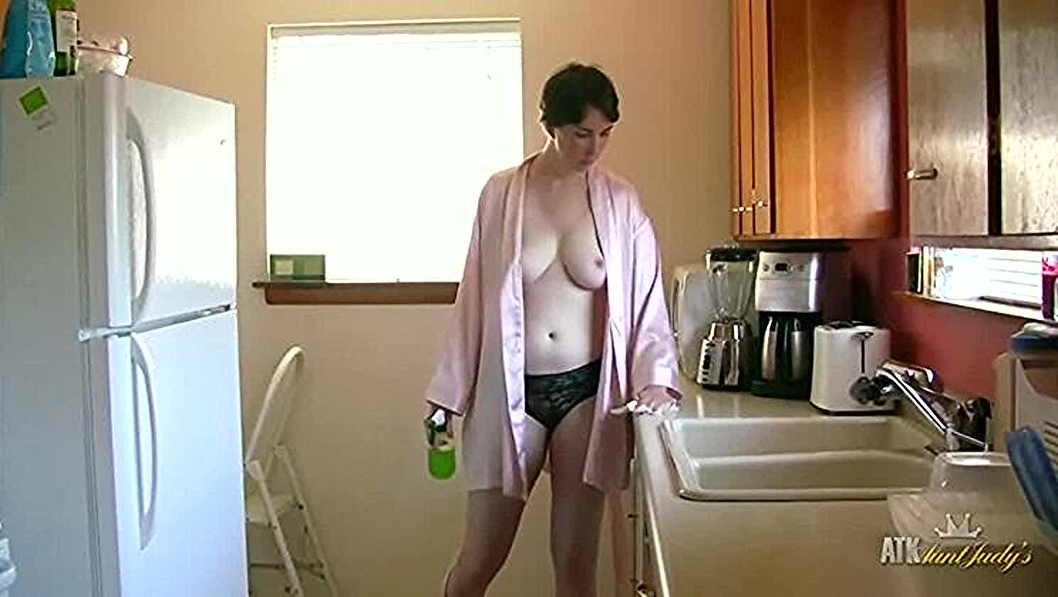 Sexy Servant, Naked Housework, Kitchen Freak