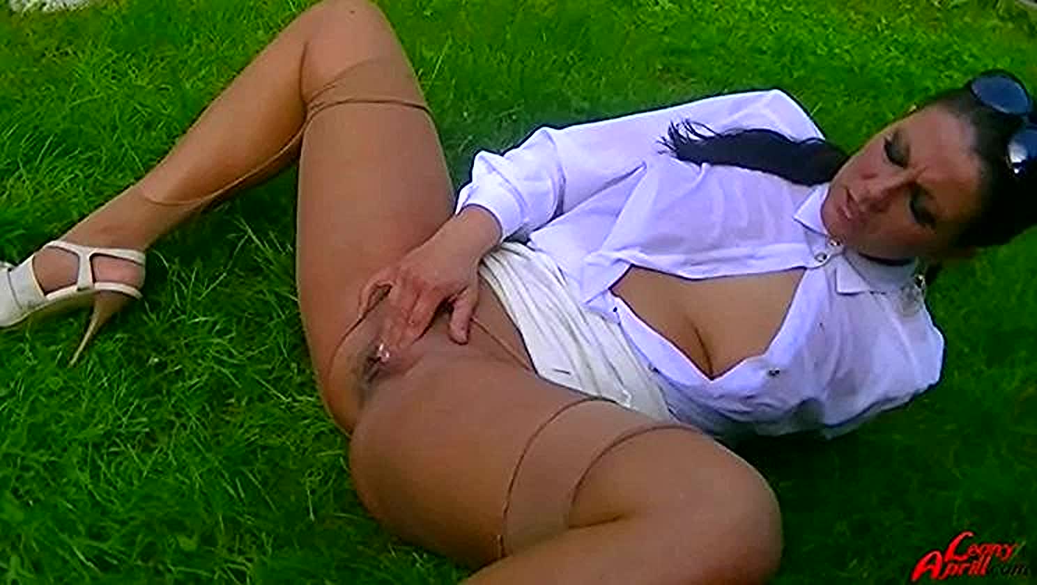 Valentina Ross, Leony aprill, Pee Drinking, Masturbation, Piss Play