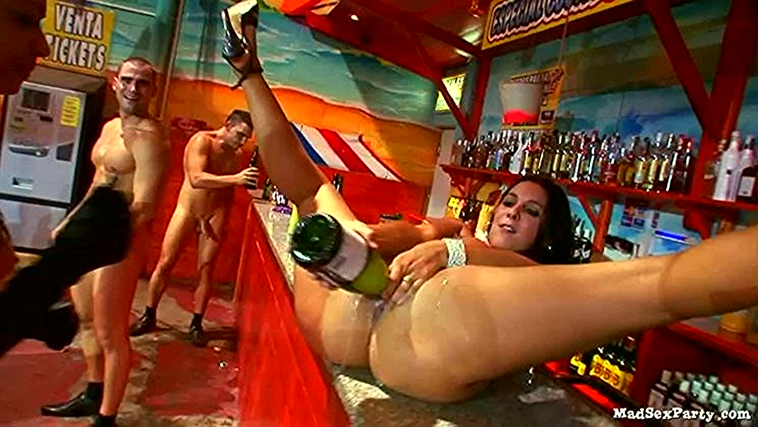 Dunia Montenegro, Cumshot, Public