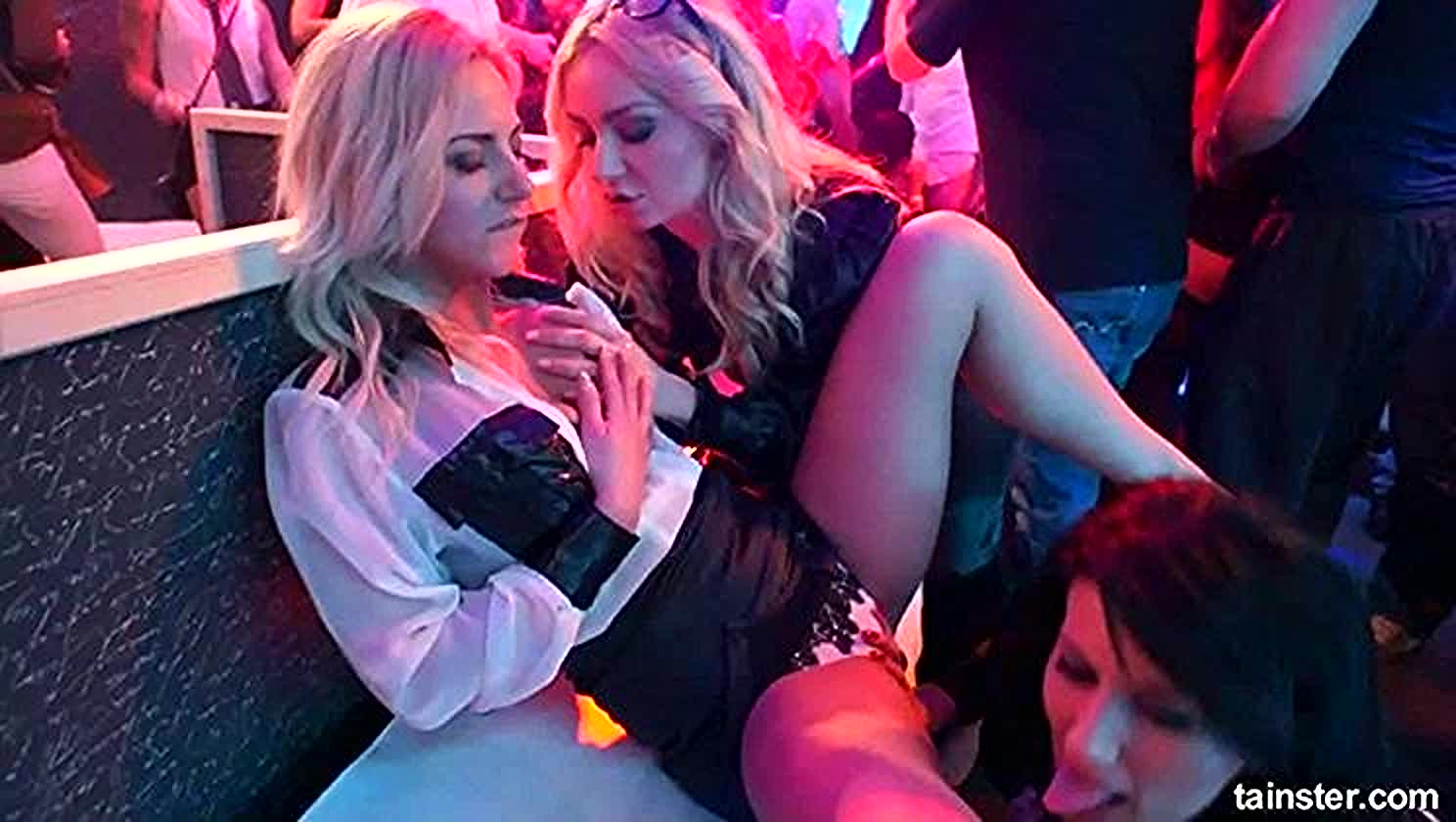 Busty, Kissing