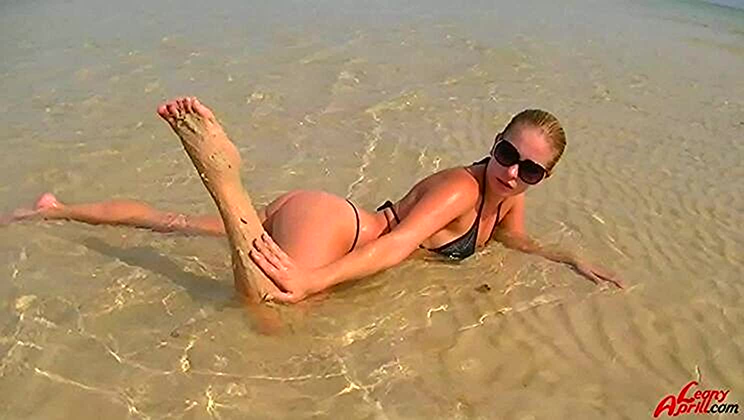 Leony aprill, Public, Outdoors, Fingering