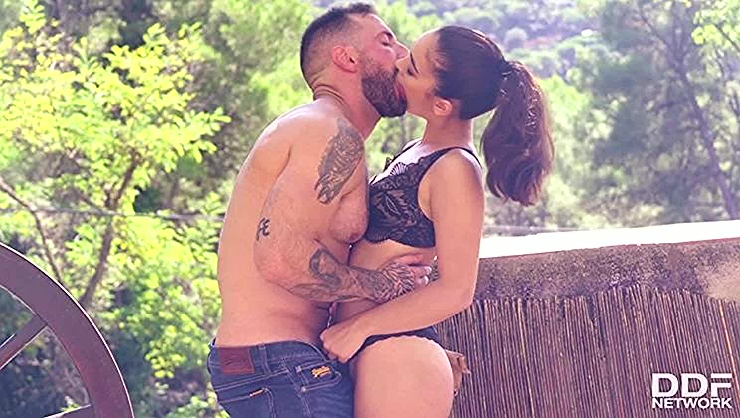 Ginebra Bellucci, Tit Play, Trimming