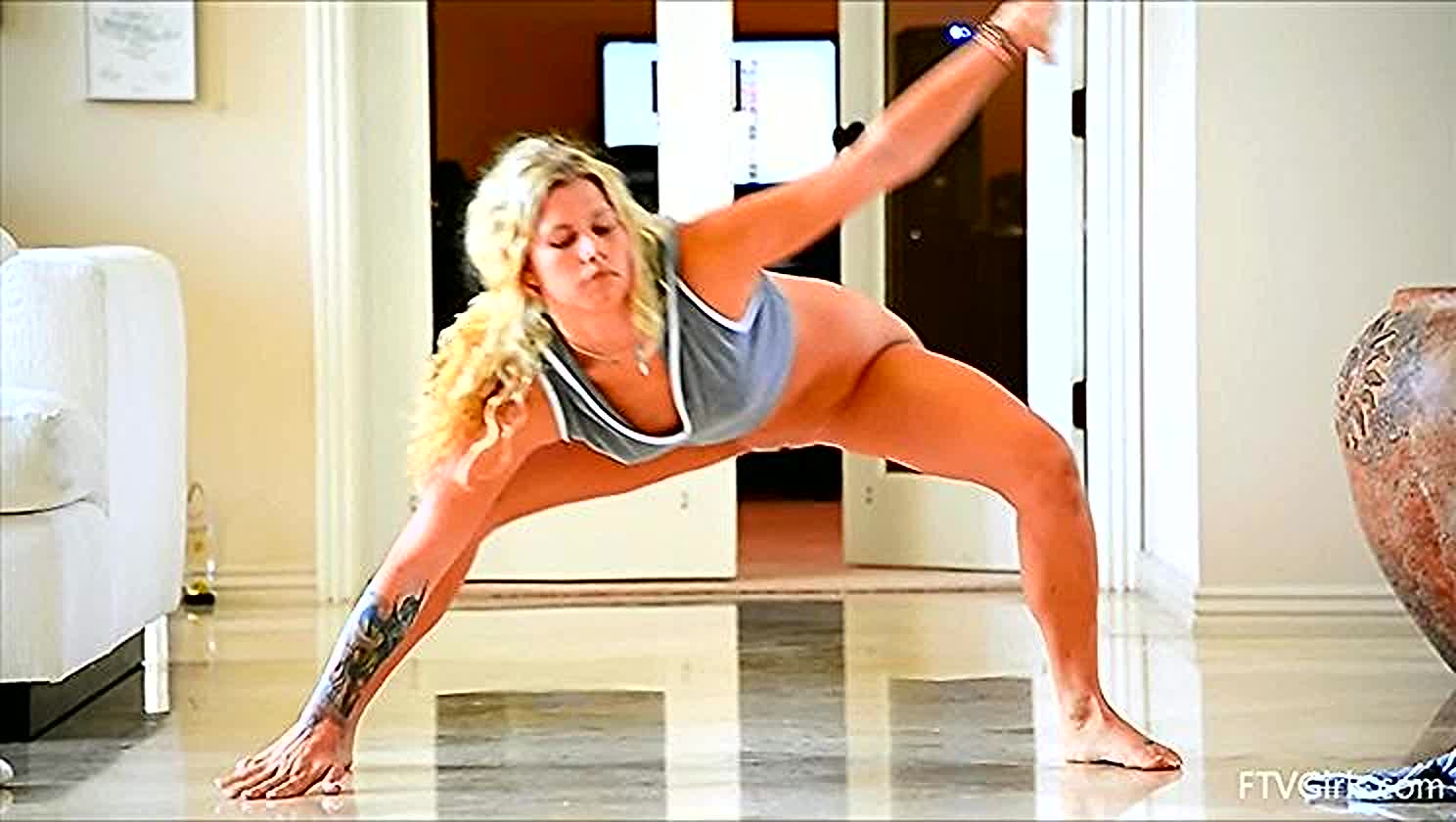Lila, Yoga, See Through, Public Nudity